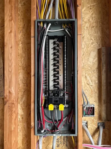 electrician-salem-oregon-creative-electric-4-20-2025-0038
